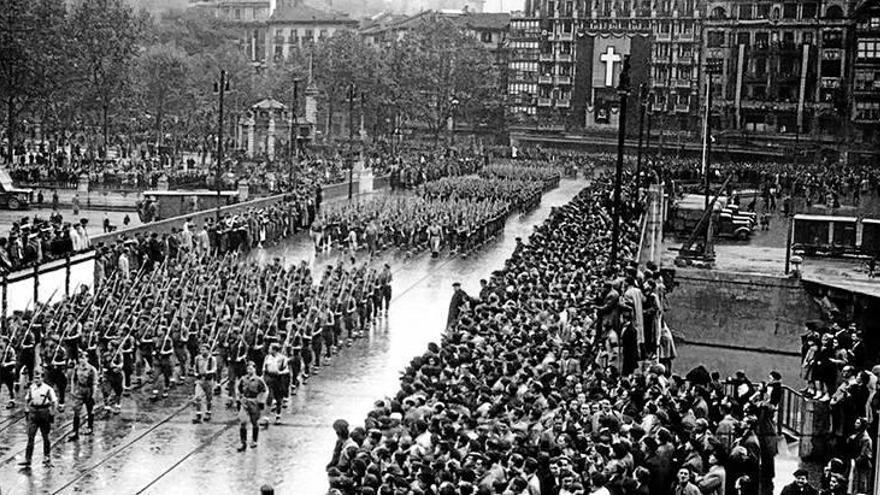 Desfile de celebración de la ‘liberación’ de Bilbao por las tropas franquistas.