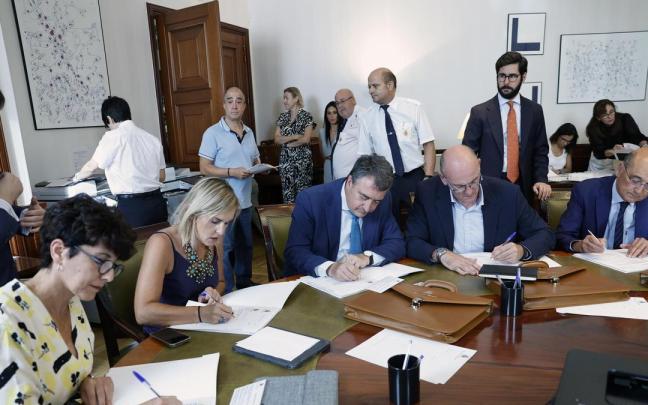 Los diputados electos del PNV presentan sus credenciales en el Congreso.