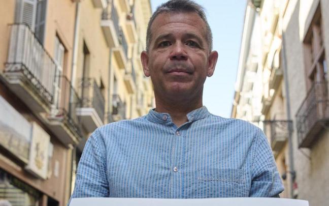 Josetxo Martínez Itoiz, en la calle Mayor, posa con una lamina entregada por la asociación AREGNA. Josetxo Martínez Itoiz, en la calle Mayor, posa con una lamina entregada por la asociación AREGNA.
