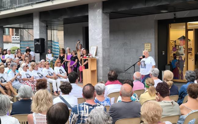 La madre de Nagore Laffage, Asun Casasola, en el multitudinario homenaje de esta tarde en Irun