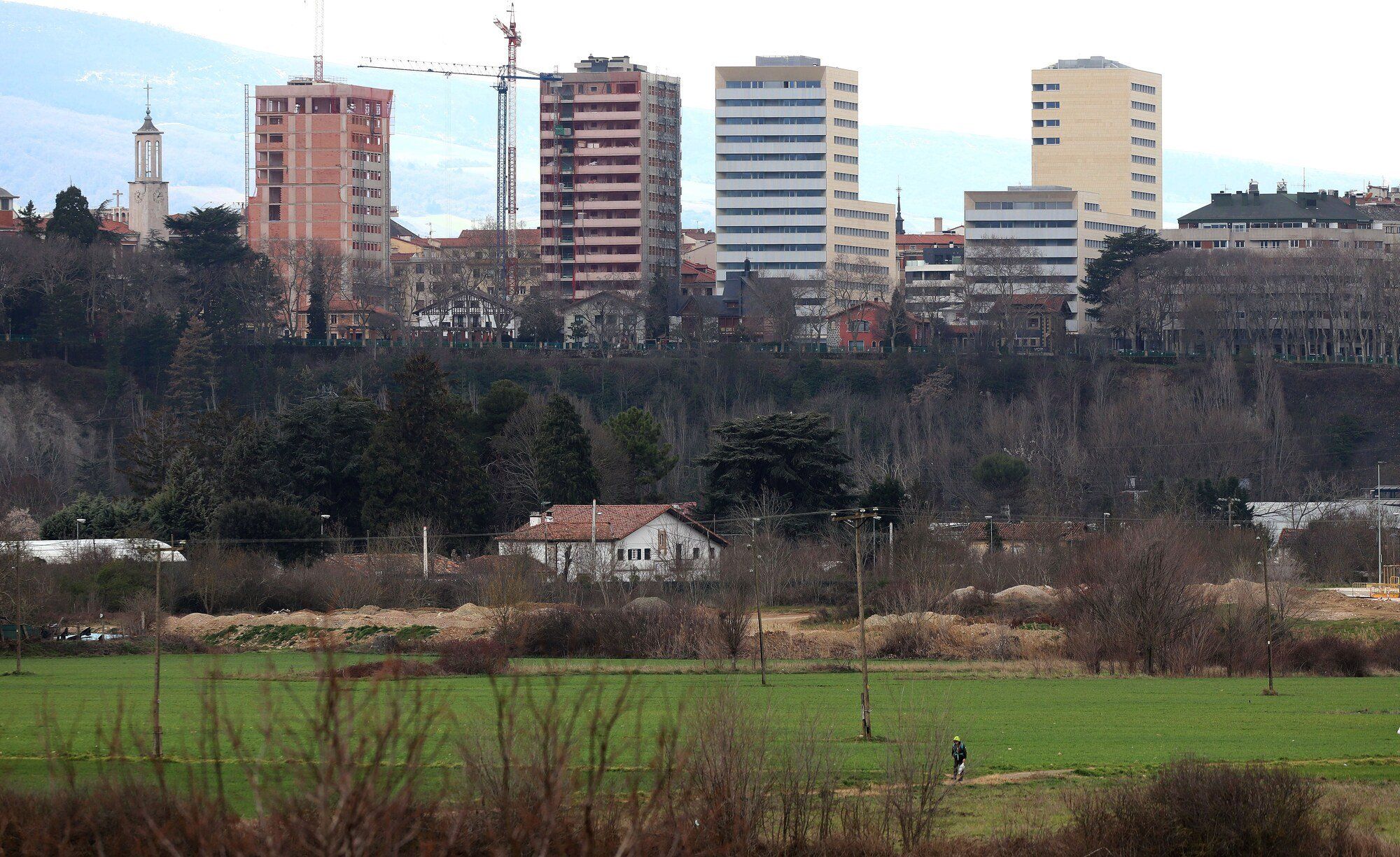 Las cuatro torres más altas, 3 de 14 alturas y una de 13, que asoman por encima de la muralla.
