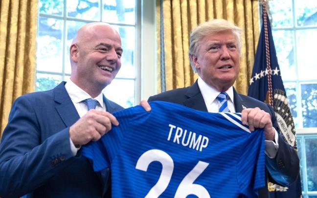 El presidente de la FIFA, Gianni Infantino, junto al presidente de Estados Unidos, Donald Trump.