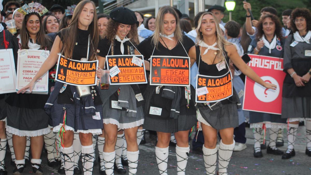 Tras el txupinazo, ha llegado el desfile de cuadrillas