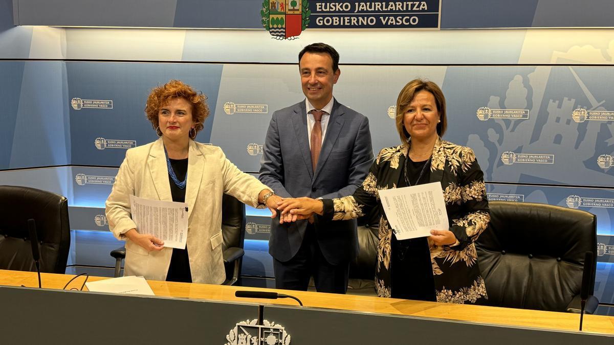 Rosa Lavín, Presidenta de Konfekoop, el consejero de Economía, Trabajo y Empleo, Mikel Torres, y Tamara Yagüe, presidenta de Confebask, durante la firma del acuerdo.