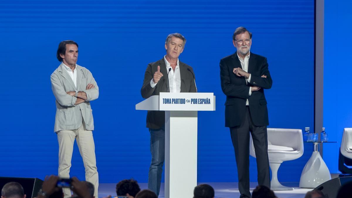 El expresidente del Gobierno, José María Aznar, el presidente del PP, Alberto Núñez Feijóo, y el expresidente del Gobierno, Mariano Rajoy, durante el XXI Congreso Nacional del Partido Popular