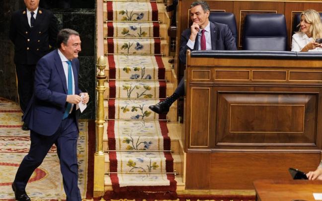 Aitor Esteban pasa por delante de Pedro Sánchez y Yolanda Díaz en el Congreso.