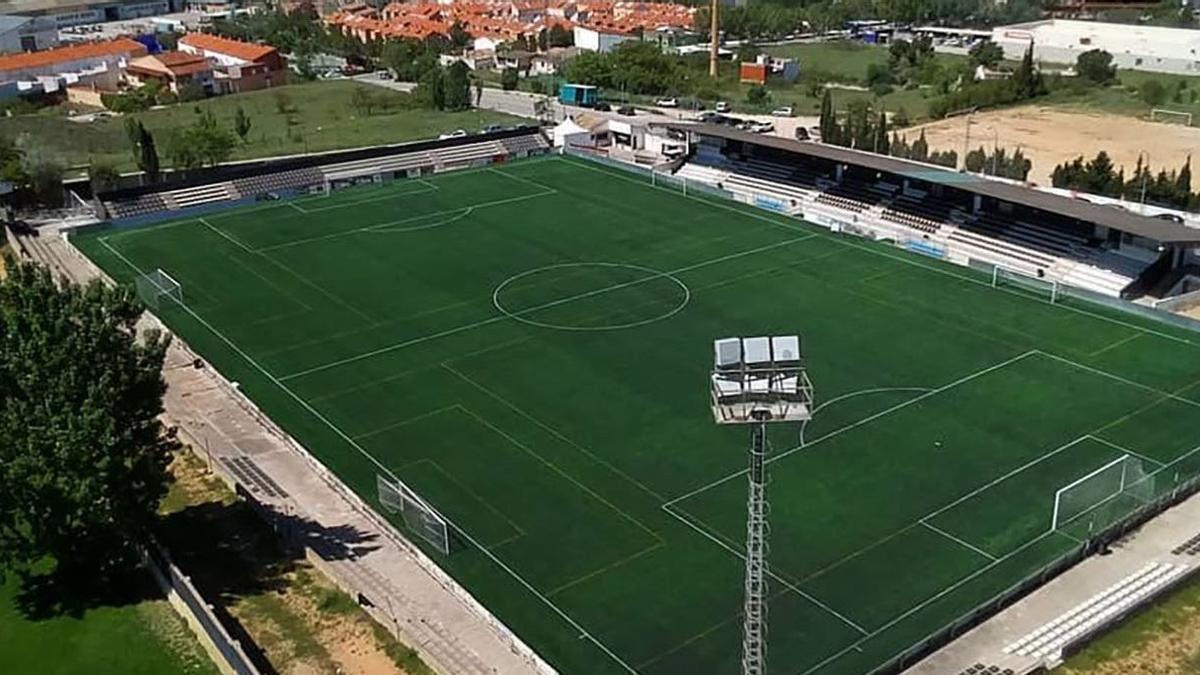 Vista aérea del campo de Requena, donde la Real se mide este miércoles al Buñol. / N.G.