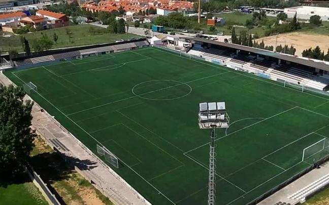 Vista aérea del campo de Requena, donde la Real se mide este miércoles al Buñol. / N.G.