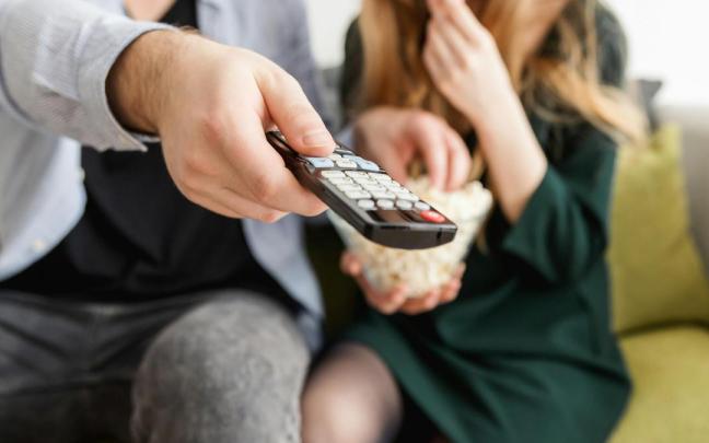 Una pareja ve la televisión.