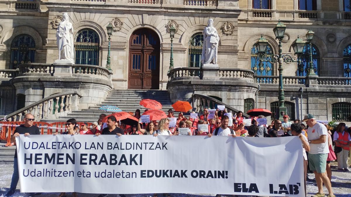 Movilización de trabajadores municipales convocada por ELA y LAB en Bilbao