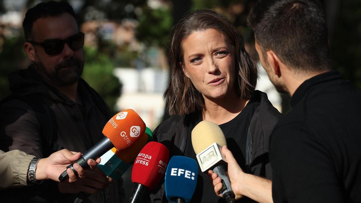 La periodista y presidenta de la Academia de la Televisión, María Casado, atiende a los medios a las puertas de la capilla ardiente de Mayra Gómez Kemp