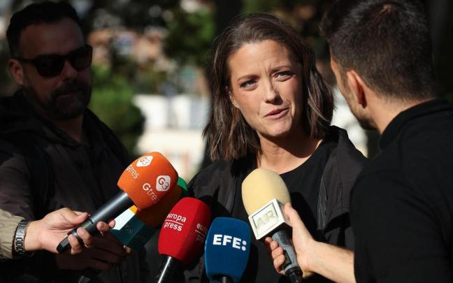 La periodista y presidenta de la Academia de la Televisión, María Casado, atiende a los medios a las puertas de la capilla ardiente de Mayra Gómez Kemp