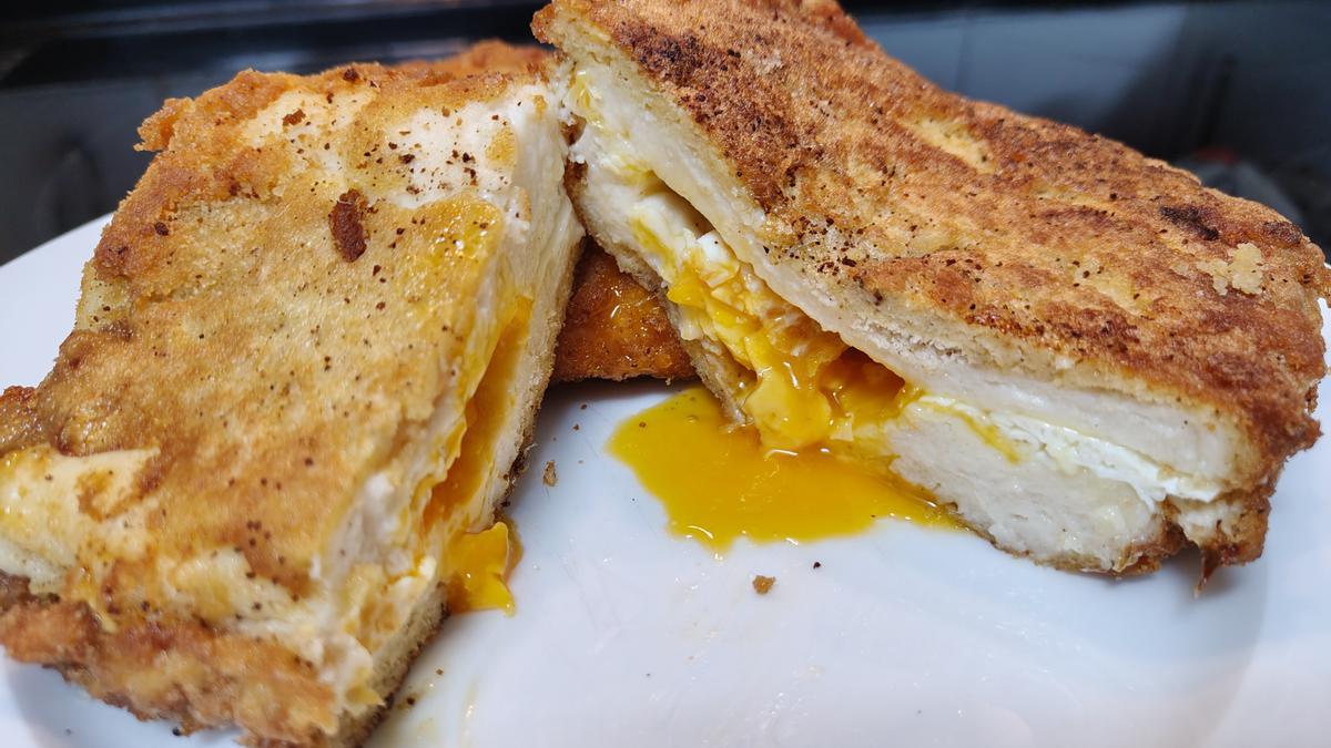 Un plato con varios huevos encapatados.