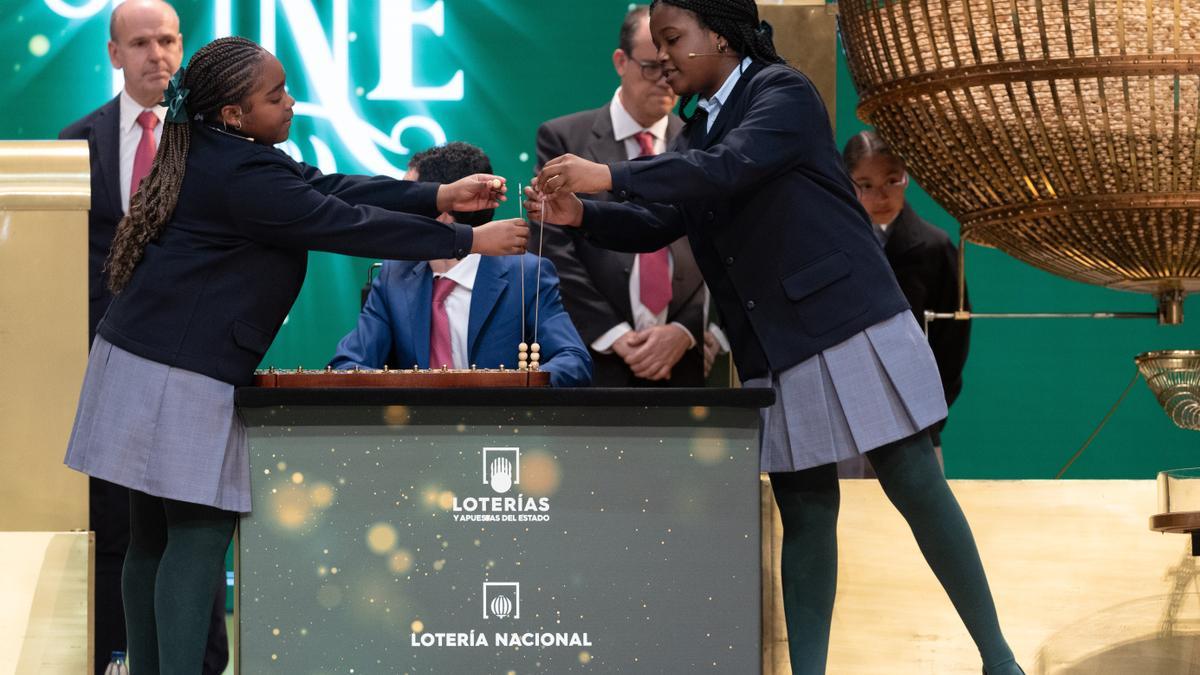 Dos niñas de San Ildefonso cantan las bolas en el sorteo de la Lotería de Navidad 2023