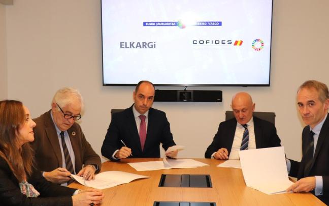 El Instituto Vasco de Finanzas (IVF), COFIDES, Elkargi SGR y BasqueTrade & Investment (BT&I) han renovado su colaboración. / IREKIA El Instituto Vasco de Finanzas (IVF), COFIDES, Elkargi SGR y BasqueTrade & Investment (BT&I) han renovado su colaboración.