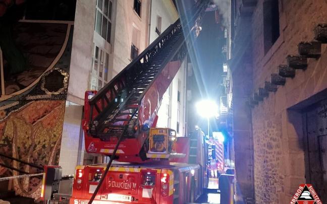 Fuego en calle Herrería, cuatro trasladados al hospital @Bomberos_VG Fuego en calle Herrería, cuatro trasladados al hospital @Bomberos_VG