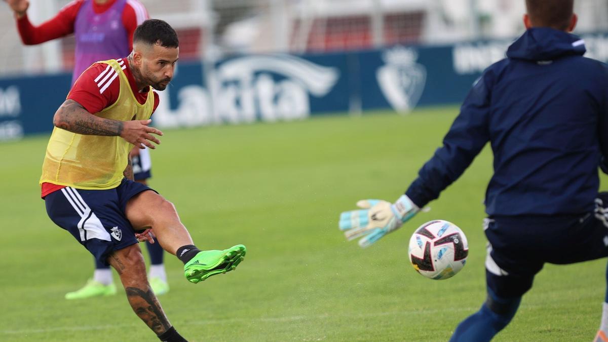 Rubén García tira a puerta durante un entrenamiento.