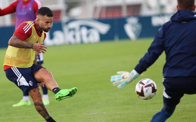 Rubén García tira a puerta durante un entrenamiento. Rubén García tira a puerta durante un entrenamiento.