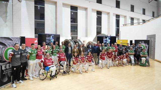En imágenes: La Federación de Euskadi presenta a los pelotaris de Euskal Selekzioa que competirán en la Liga de Naciones de 36 metros en Bilbao.