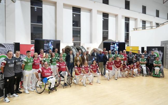 En imágenes: La Federación de Euskadi presenta a los pelotaris de Euskal Selekzioa que competirán en la Liga de Naciones de 36 metros en Bilbao.