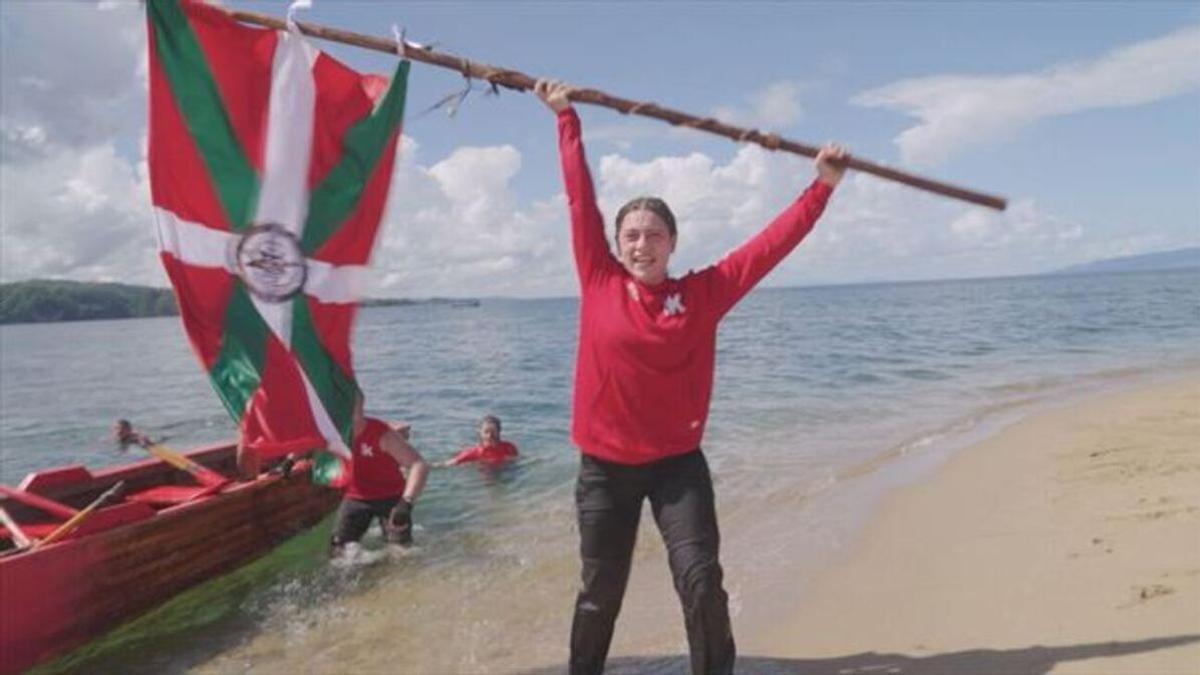 Marcela con la primera ikurriña de los Yocahus