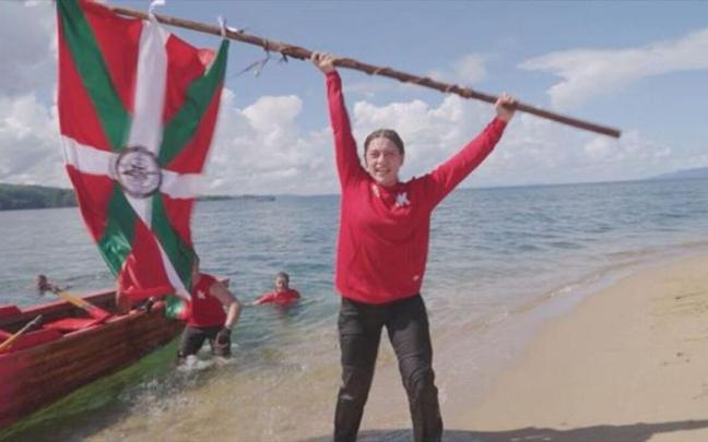 Marcela con la primera ikurriña de los Yocahus