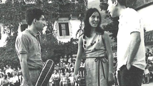 Lurdes Iriondo, junto a Xabier Lete y Mikel Laboa en la plaza de Bera en 1967.