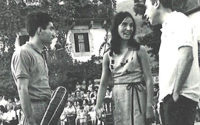 Lurdes Iriondo, junto a Xabier Lete y Mikel Laboa en la plaza de Bera en 1967.