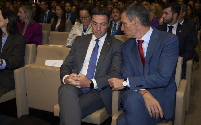 El lehendakari, Imanol Pradales, con el presidente del Gobierno español, Pedro Sánchez, en un ciclo de conferencias de octubre de 2025