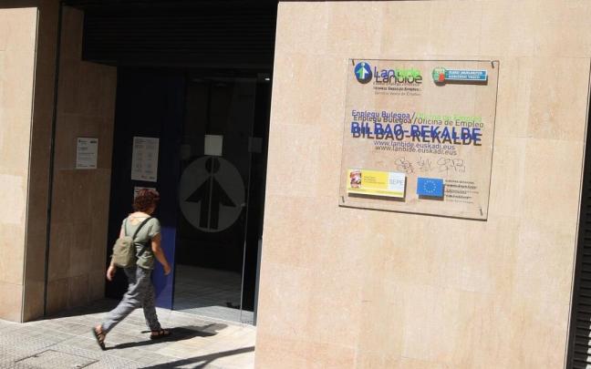 Una mujer accede a una oficina de Lanbide.