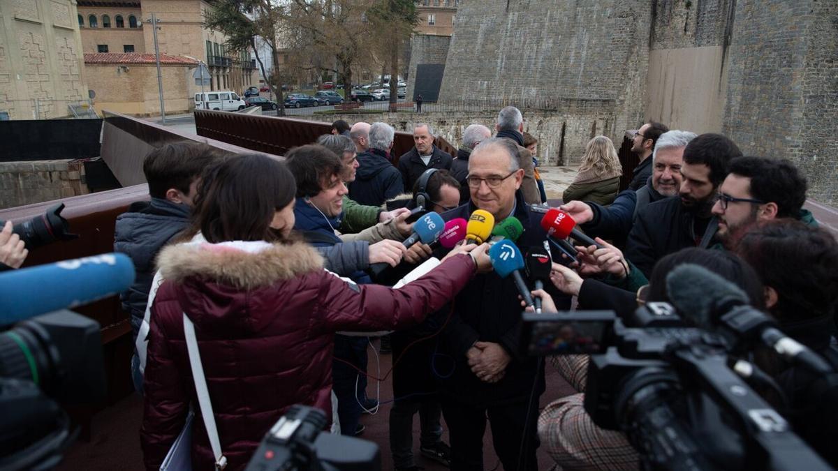 El alcalde Maya atiende a los medios de comunicación en la reapertura de la pasarela el pasado miércoles.