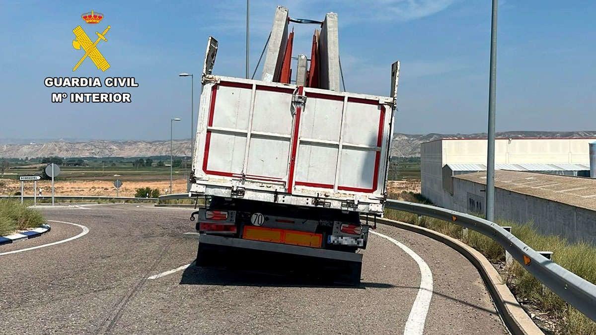 El camión circulaba sin una rueda y sin frenos.