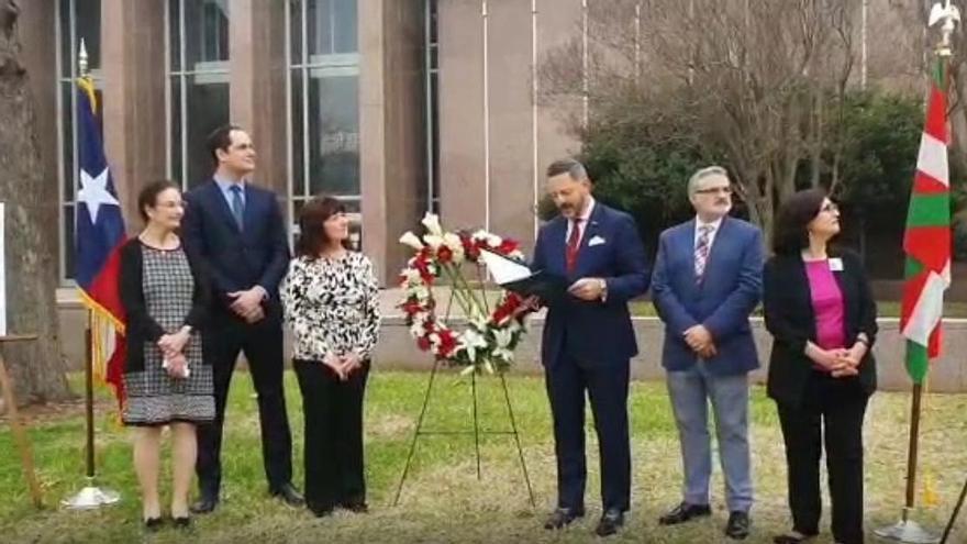 El congresista Rafael Anchia se dirige a los presentes durante el homenaje en Texas a los veteranos de guerra vascos o vasco americanos