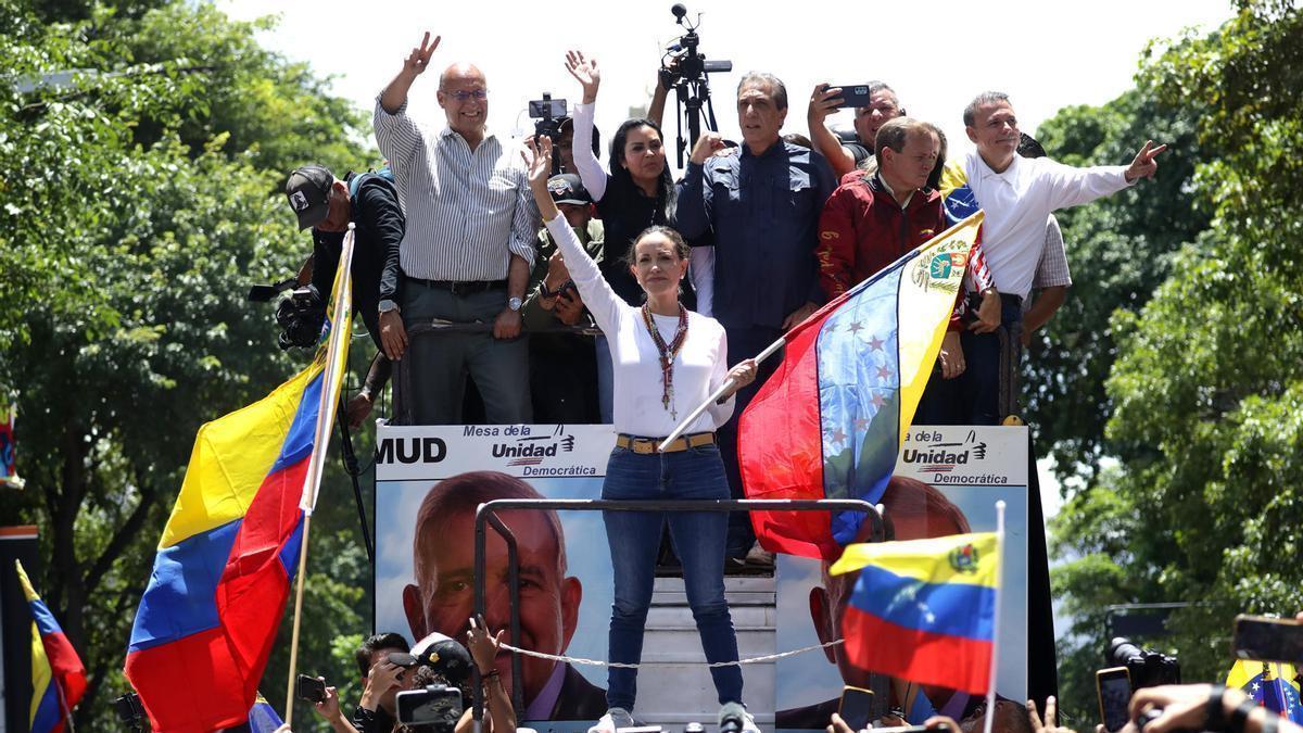 María Corina Machado saluda a sus seguidores durante una protesta en Caracas.