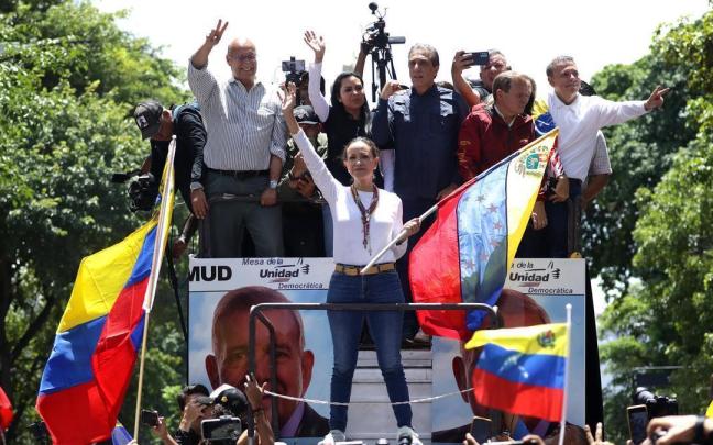 María Corina Machado saluda a sus seguidores durante una protesta en Caracas.