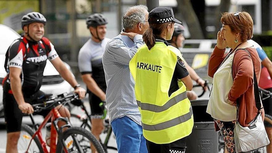 Una agente en prácticas de la academia de Arkaute de la Ertzaintza, atendiendo a los ciudadanos. | FOTO: EFE