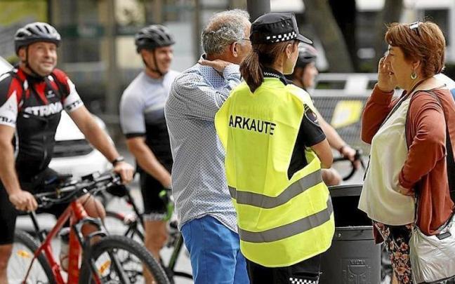 Una agente en prácticas de la academia de Arkaute de la Ertzaintza, atendiendo a los ciudadanos. | FOTO: EFE