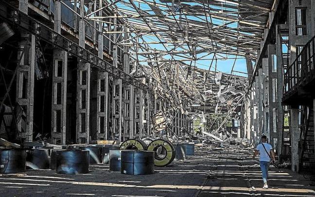 Un hombre camina entre los escombros de un pabellón alcanzado por un misil ruso en Odesa. | FOTO: AFP
