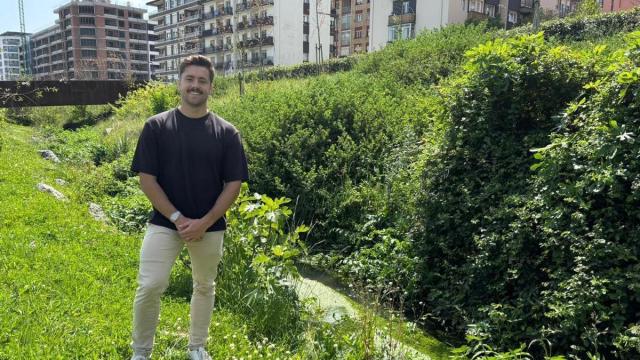 Inaxio Illarramendi, concejal de Medio Ambiente de Zarautz, junto al río.