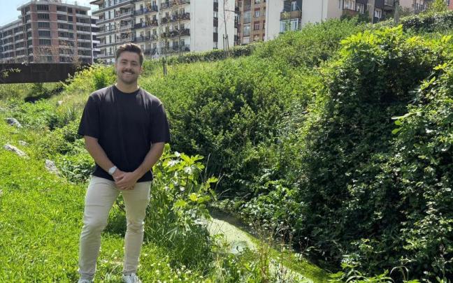 Inaxio Illarramendi, concejal de Medio Ambiente de Zarautz, junto al río.