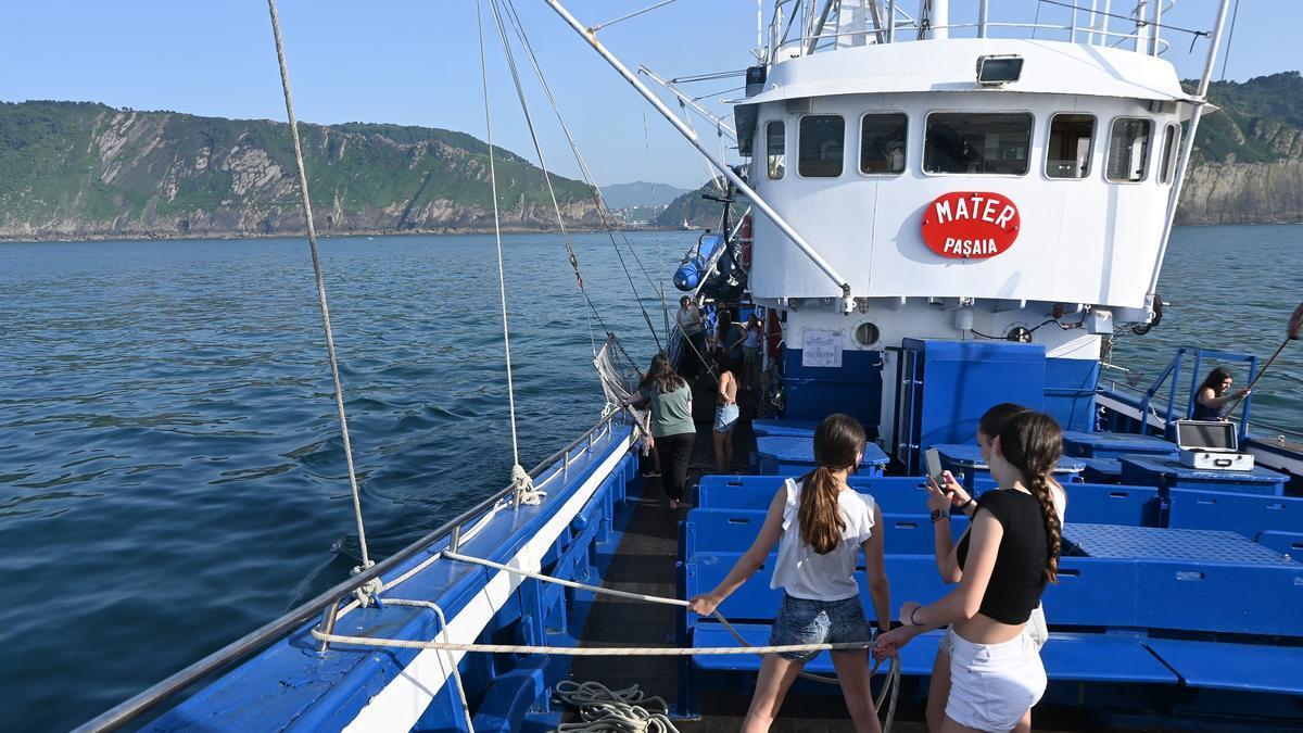 Una salida en el 'Mater' para pescar basuras