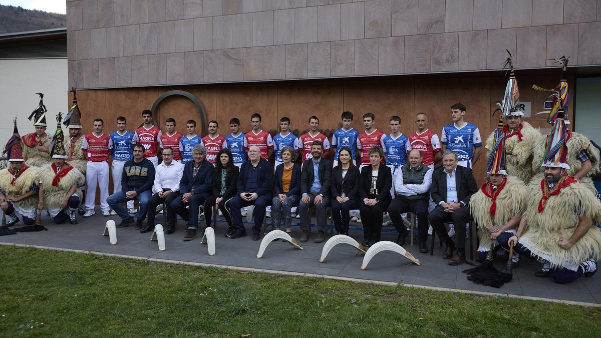 Miembros de la Fundación Remonte, remontistas, instituciones y los joaldunak de Ituren; en la presentación de actividades para 2023, celebrada el Balneario Elgorriaga.