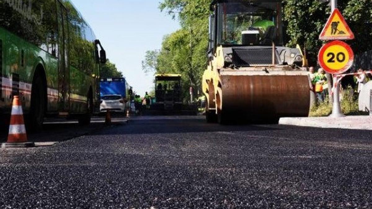 Gasteizko Udalak 1,6 milioi euro mobilizatu ditu hiriko hainbat kaletan asfaltoa berritzeko.