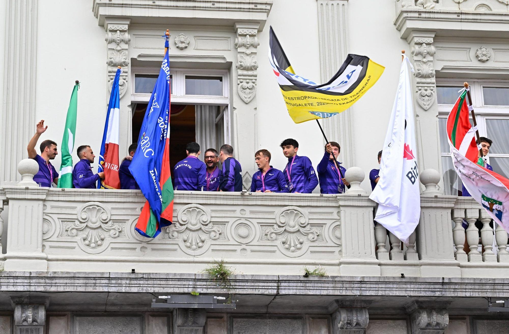 Los remeros de la Sotera celebran el ascenso a la ACT desde el balcón del Ayuntamiento de Santurtzi. / OSKAR GONZÁLEZ