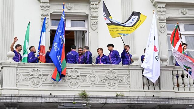 Los remeros de la Sotera celebran el ascenso a la ACT desde el balcón del Ayuntamiento de Santurtzi. / OSKAR GONZÁLEZ