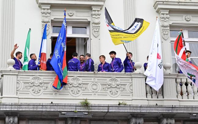 Los remeros de la Sotera celebran el ascenso a la ACT desde el balcón del Ayuntamiento de Santurtzi. / OSKAR GONZÁLEZ