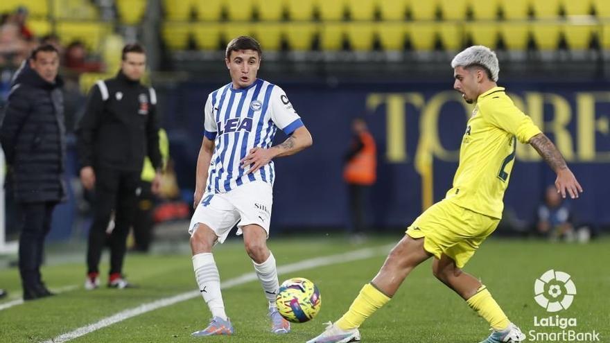 Tenaglia realiza un centro ante la oposición de Lozano, durante el partido entre el Villarreal B y el Alavés