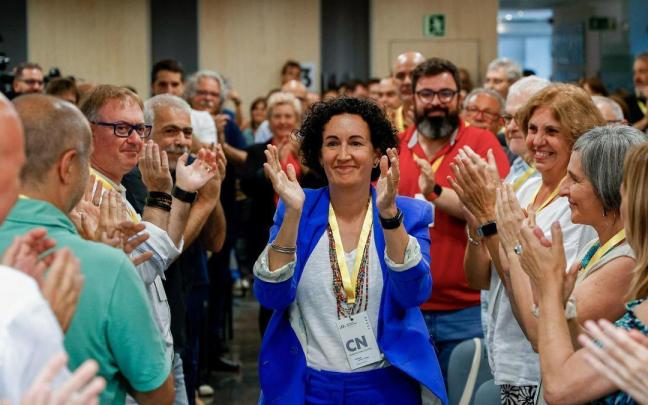 Marta Rovira, recibida entre aplausos a su llegada al Consejo Nacional de ERC. / EFE Marta Rovira, recibida entre aplausos a su llegada al Consejo Nacional de ERC.