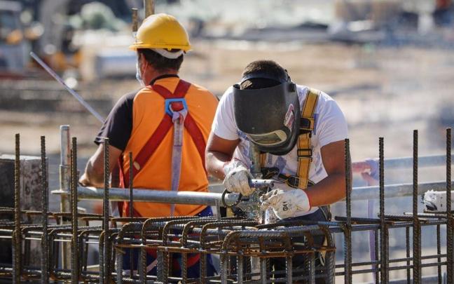 Dos trabajadores del sector del metal, en una imagen de archivo Dos trabajadores del sector del metal, en una imagen de archivo