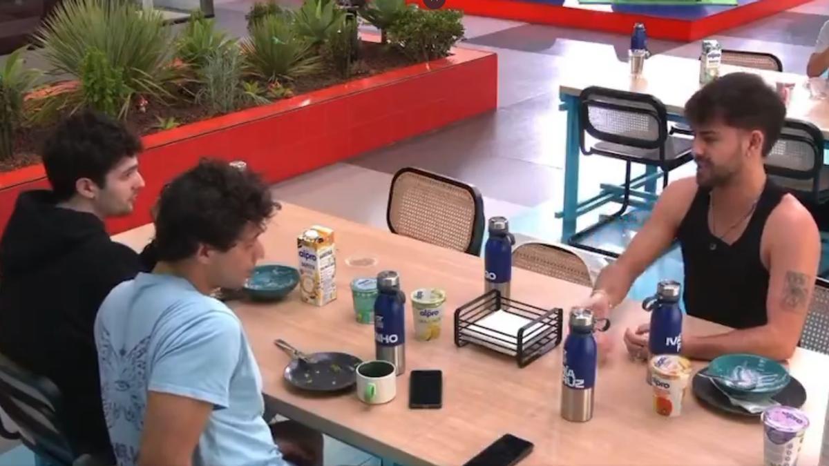 Iván Rojo (derecha), hablando con Max (izquierda) y Tinho (centro).